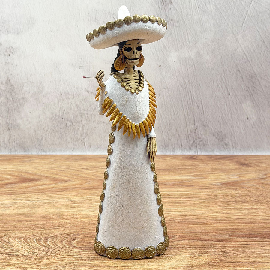 Catrina con traje de charra de faena blanca