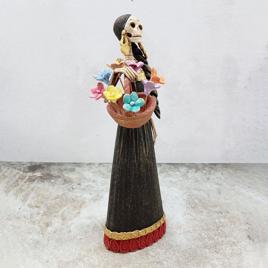 Catrina con vestido café y canasta de flores
