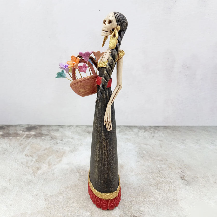 Catrina con vestido café y canasta de flores