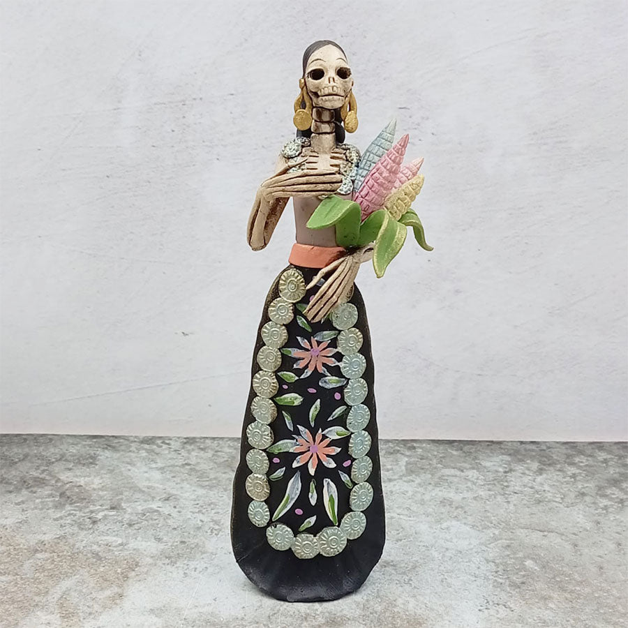 Catrina con mandil café y ramo de elotes