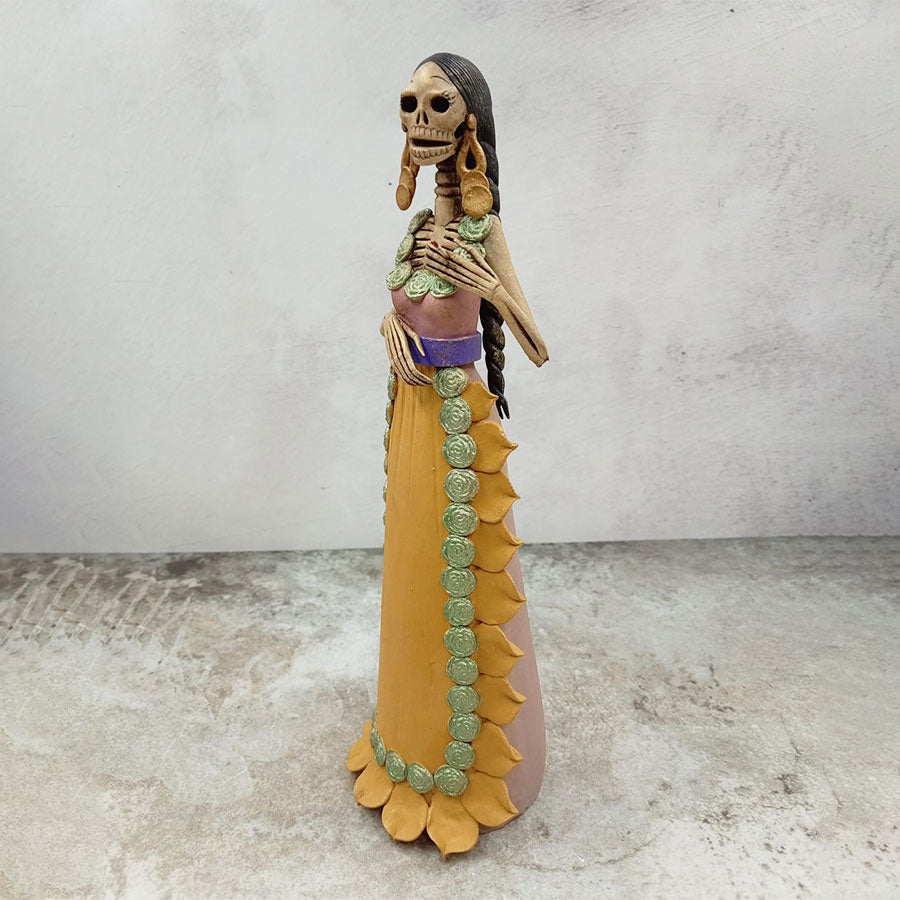 Catrina con vestido rosa y mandil amarillo