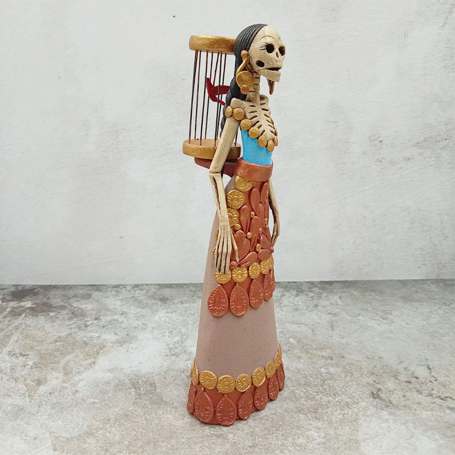 Catrina con jaula y pajarito rojo