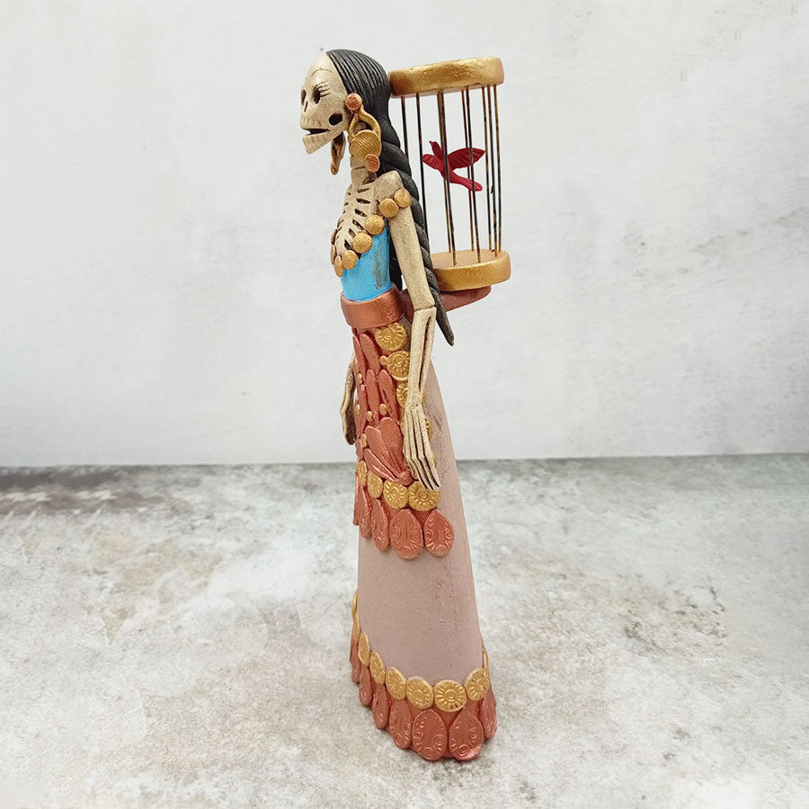 Catrina con jaula y pajarito rojo