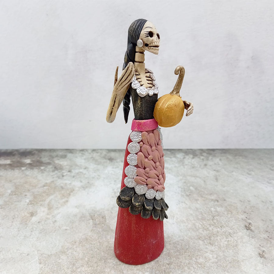 Catrina con falda roja y calabaza café