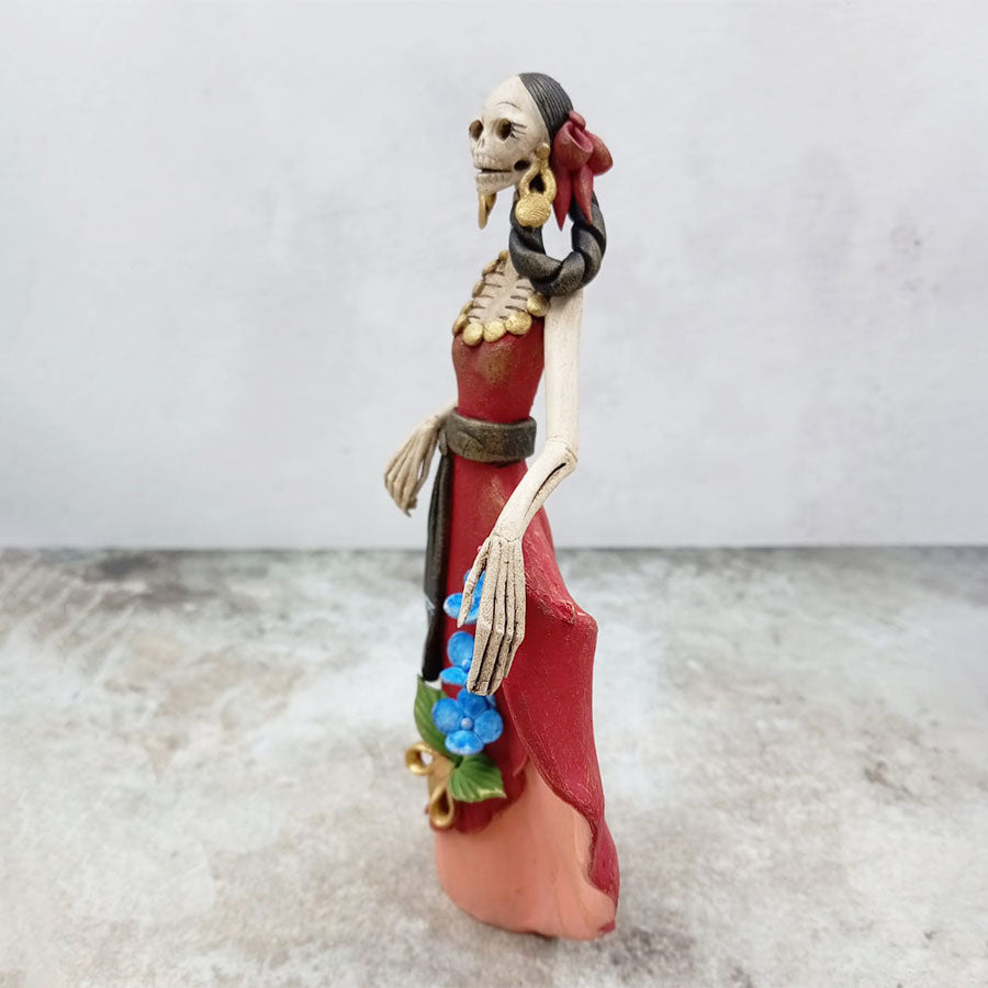 Catrina con vestido rojo y flores azules