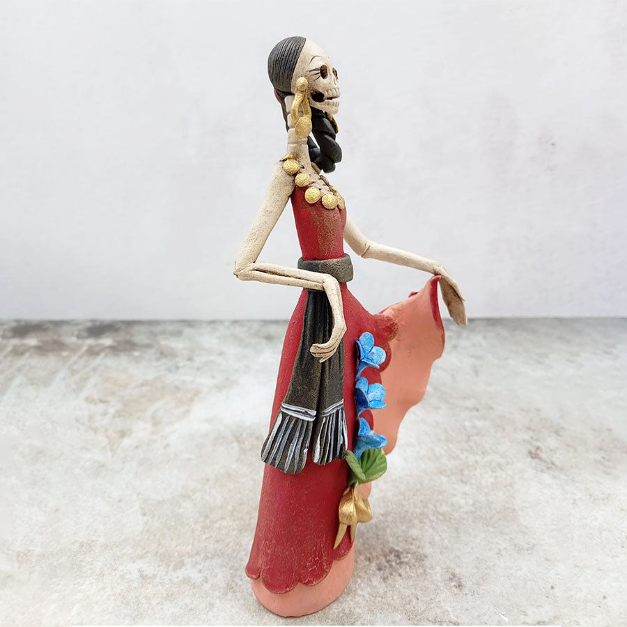 Catrina con vestido rojo y flores azules