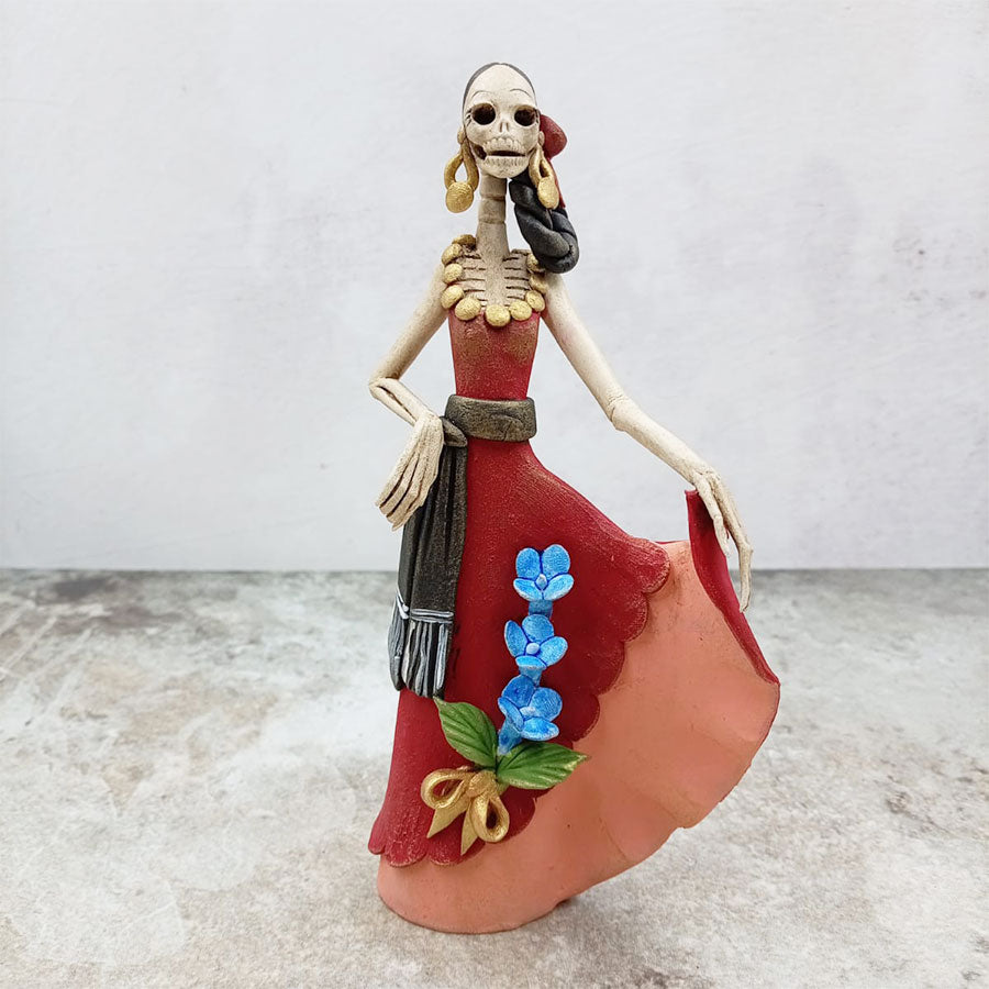 Catrina con vestido rojo y flores azules