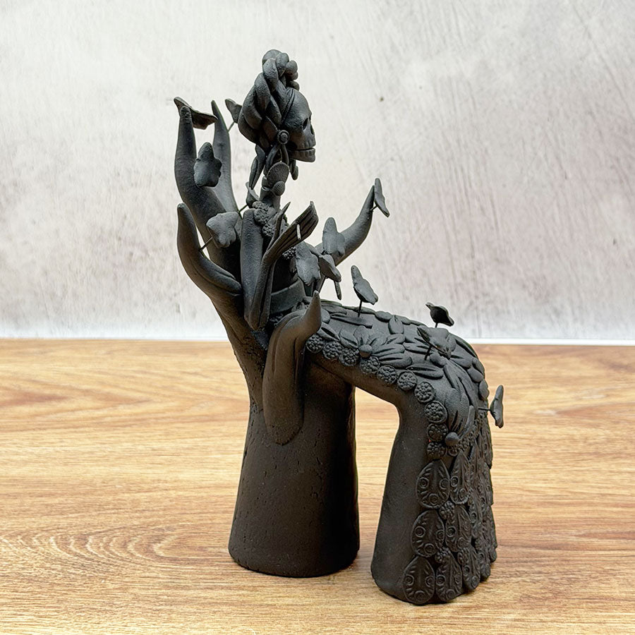 Catrina negra sentada y con mariposas