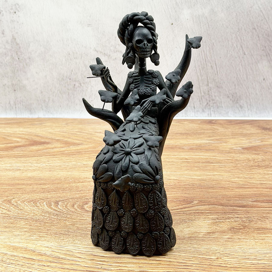 Catrina negra sentada y con mariposas hecha de barro – Tikal ...