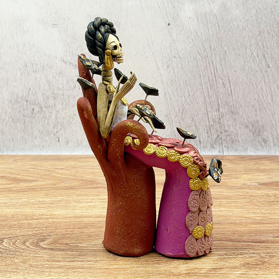 Catrina rosa sentada y con mariposas