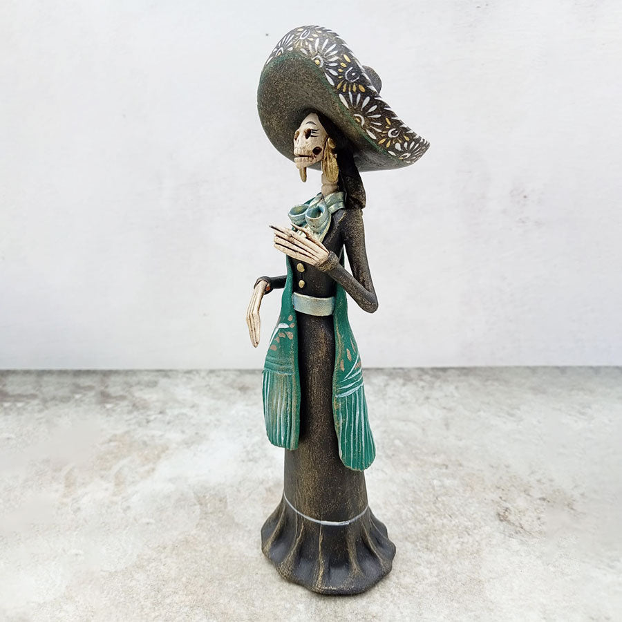 Catrina con traje café y sarape verde