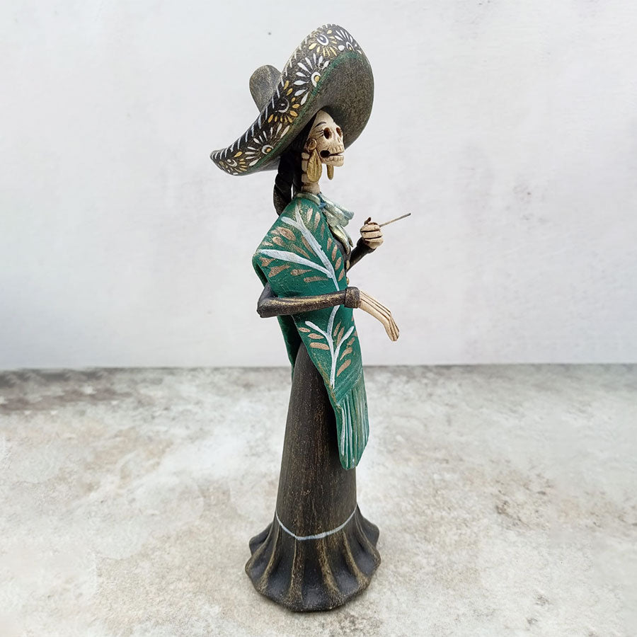Catrina con traje café y sarape verde