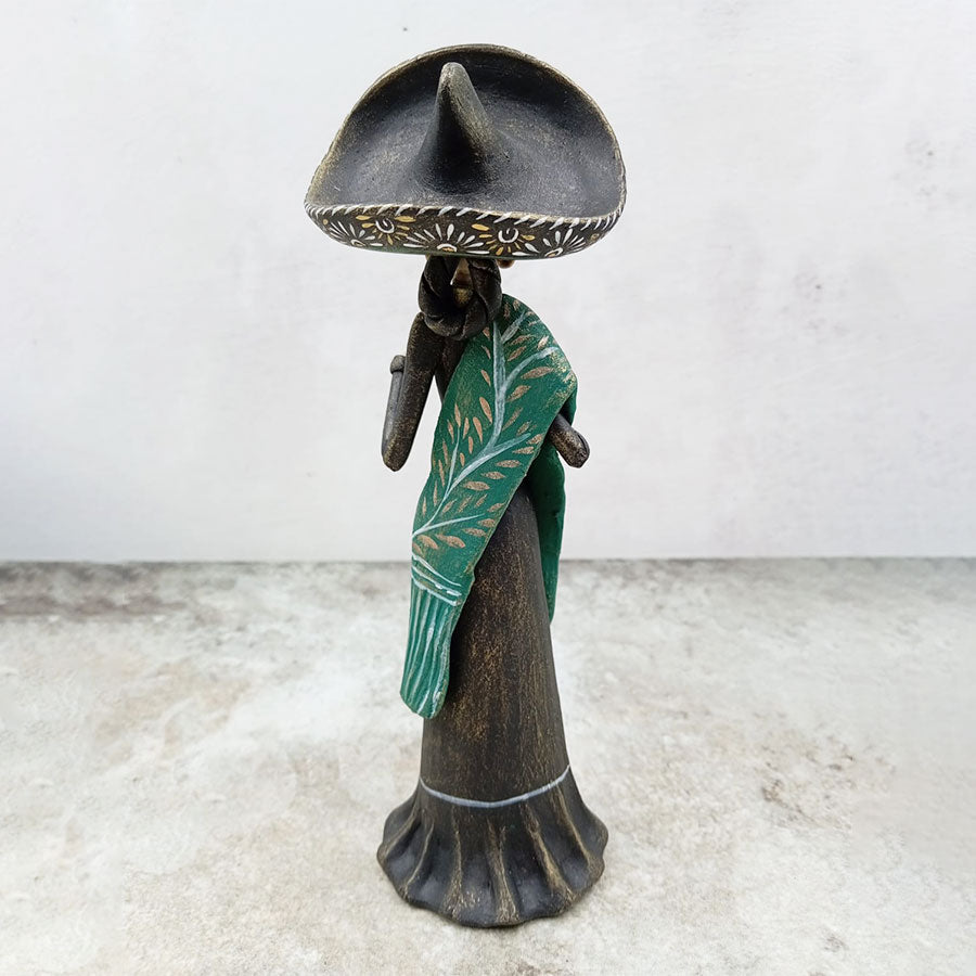 Catrina con traje café y sarape verde