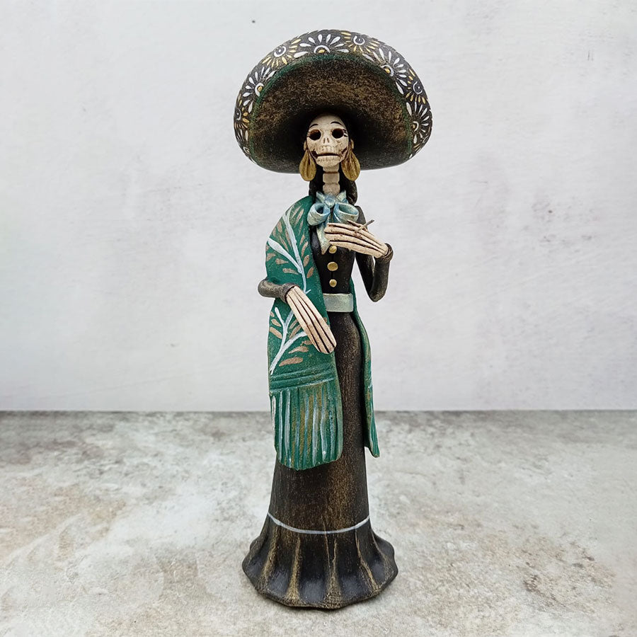 Catrina con traje café y sarape verde