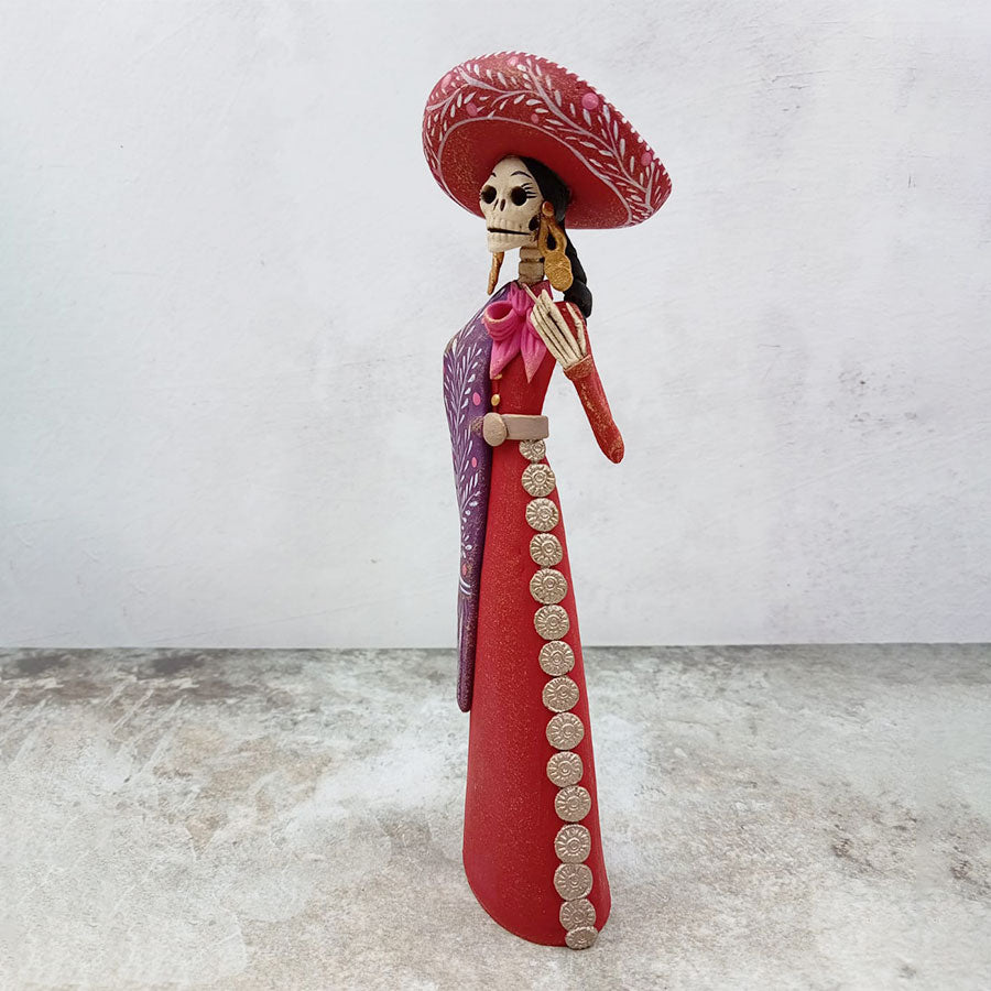 Catrina con traje rojo y sarape morado