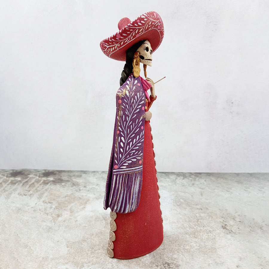 Catrina con traje rojo y sarape morado