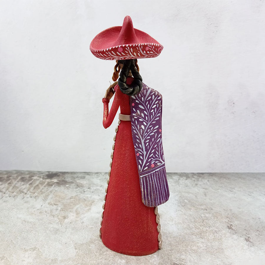 Catrina con traje rojo y sarape morado