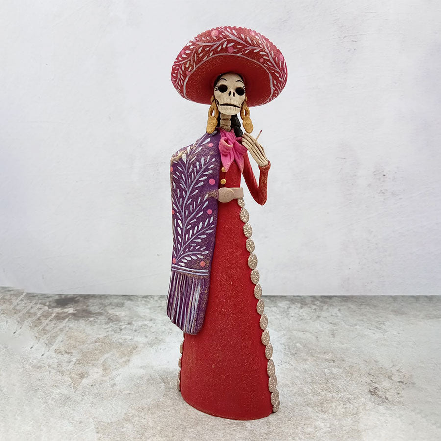 Catrina con traje rojo y sarape morado