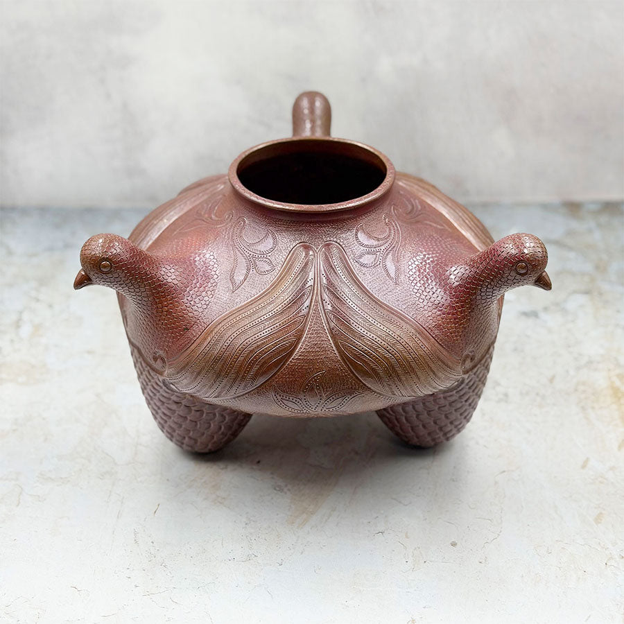 Centerpiece with three dove heads