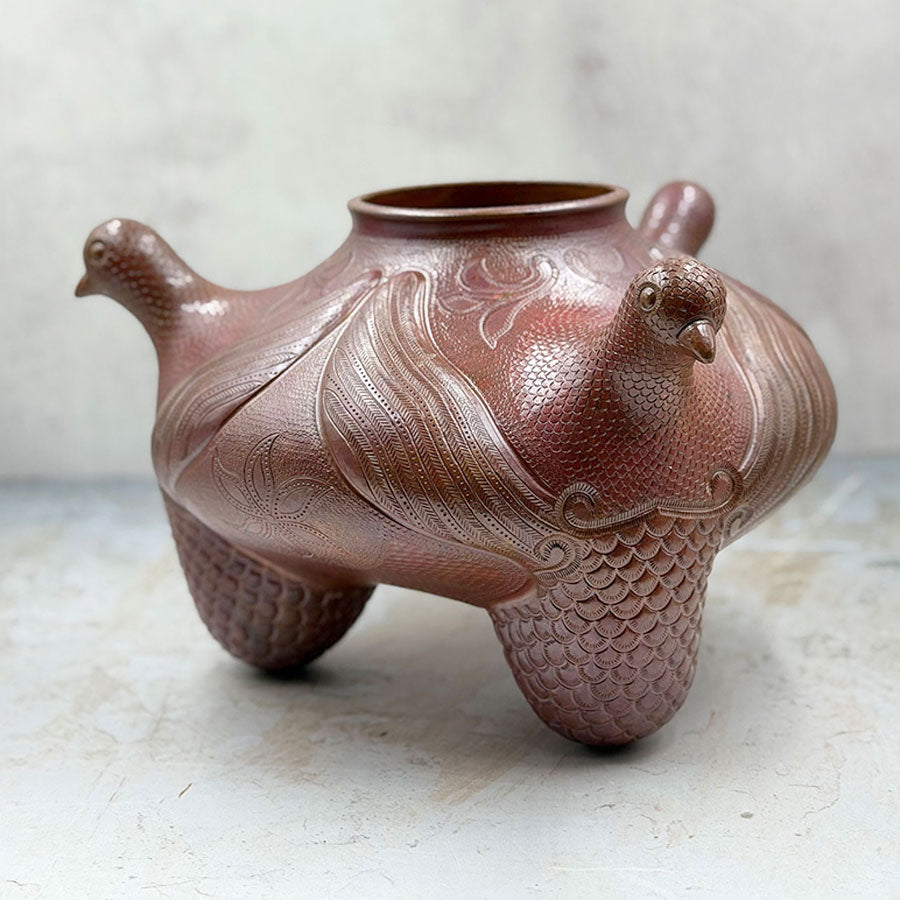 Centerpiece with three dove heads