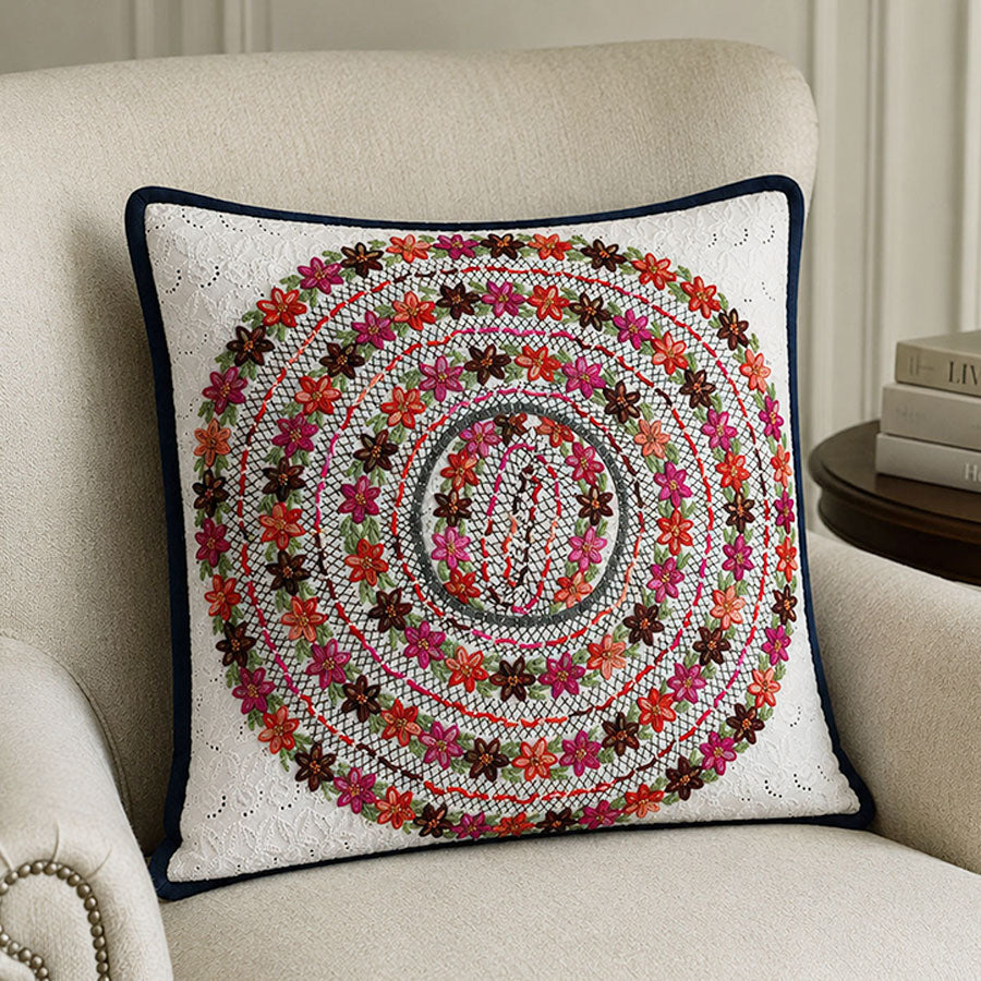 Funda beige para cojín rococó con flores de colores