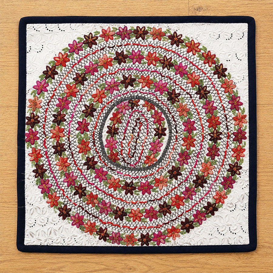 Funda beige para cojín rococó con flores de colores