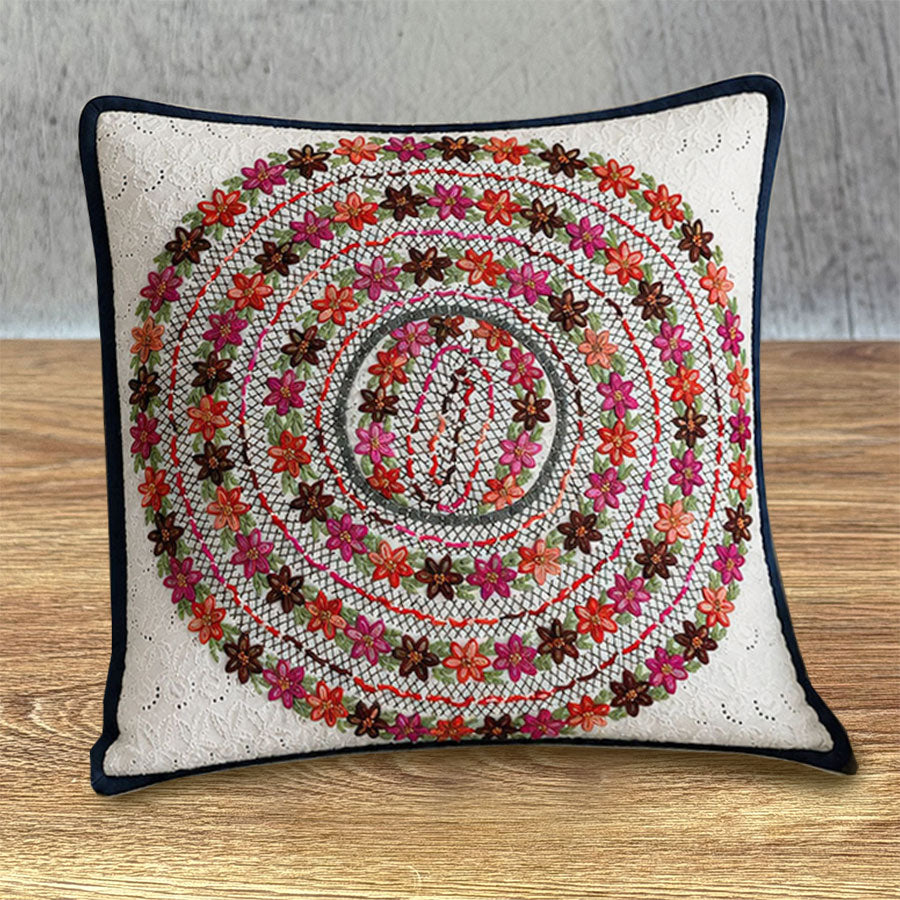 Funda beige para cojín rococó con flores de colores