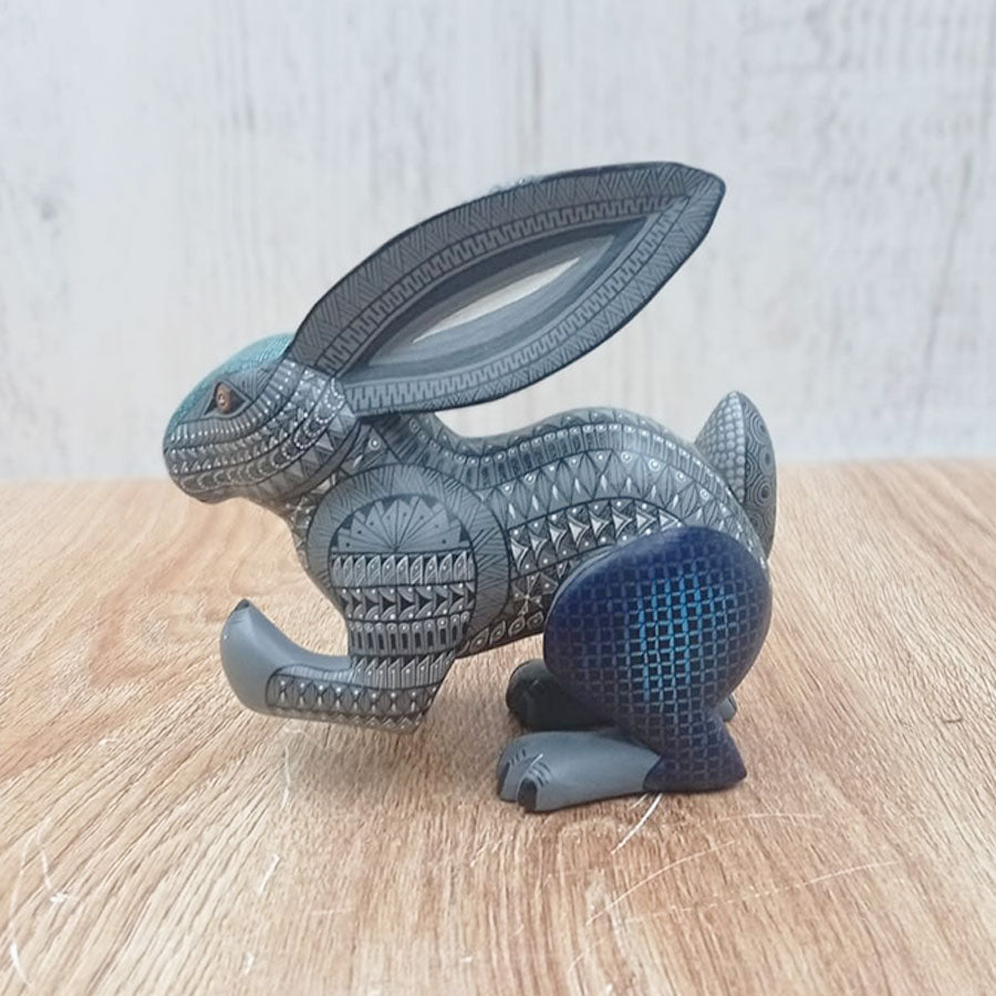 Conejo alebrije gris y azul