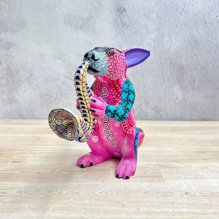 Conejo alebrije rosa con saxofón