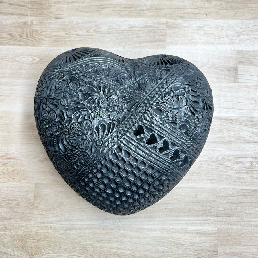 Corazón barro negro mediano