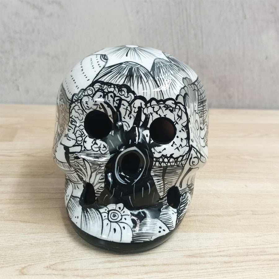 Cráneo blanco y negro decorado