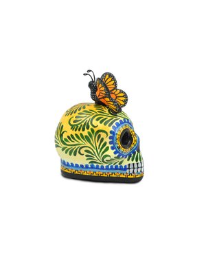 Calaverita de barro con mariposa monarca