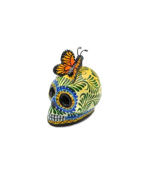 Calaverita de barro con mariposa monarca