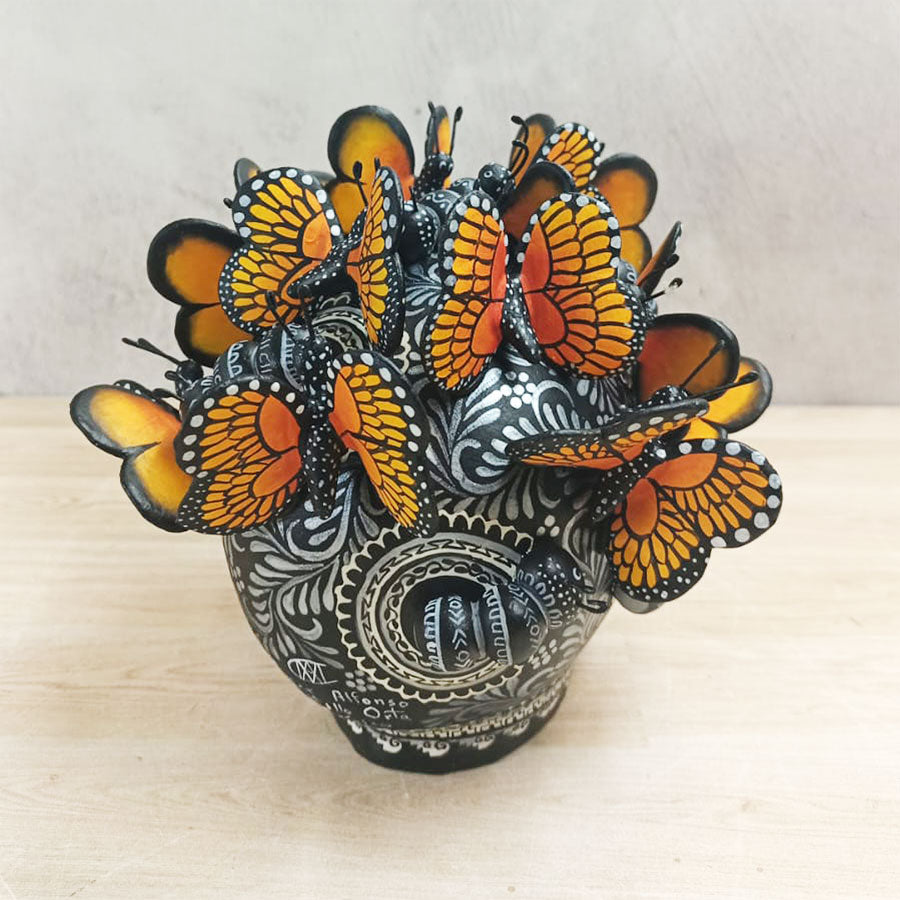 Cráneo blanco y negro con mariposas mediano