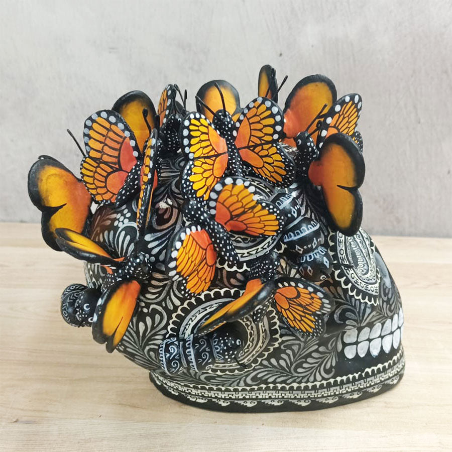 Cráneo blanco y negro con mariposas mediano