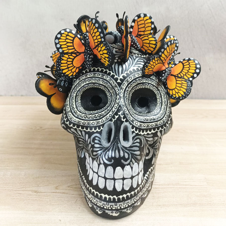 Cráneo blanco y negro con mariposas mediano