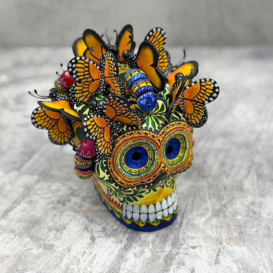 Cráneo decorado con mariposas y orugas chico