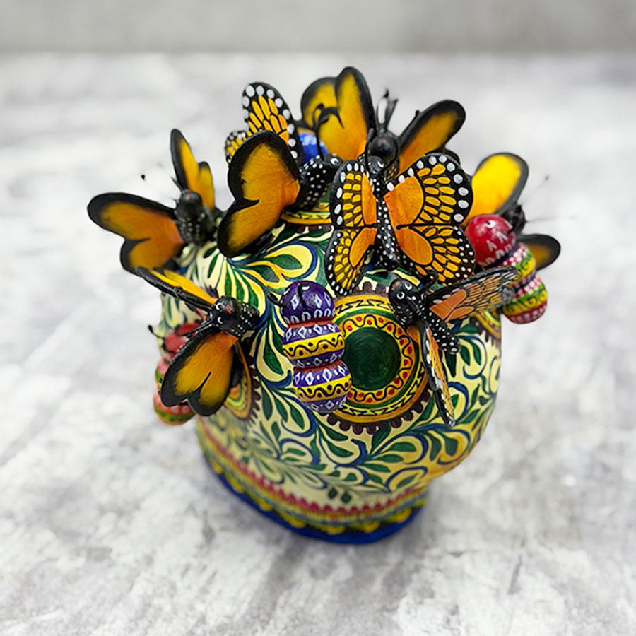 Cráneo decorado con mariposas y orugas chico