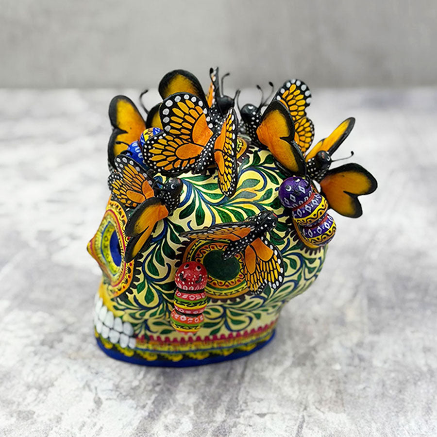 Cráneo decorado con mariposas y orugas chico
