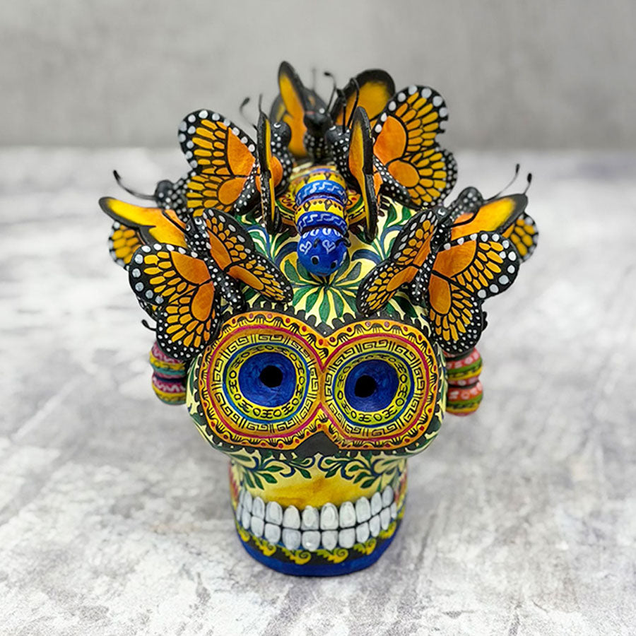 Cráneo decorado con mariposas y orugas chico