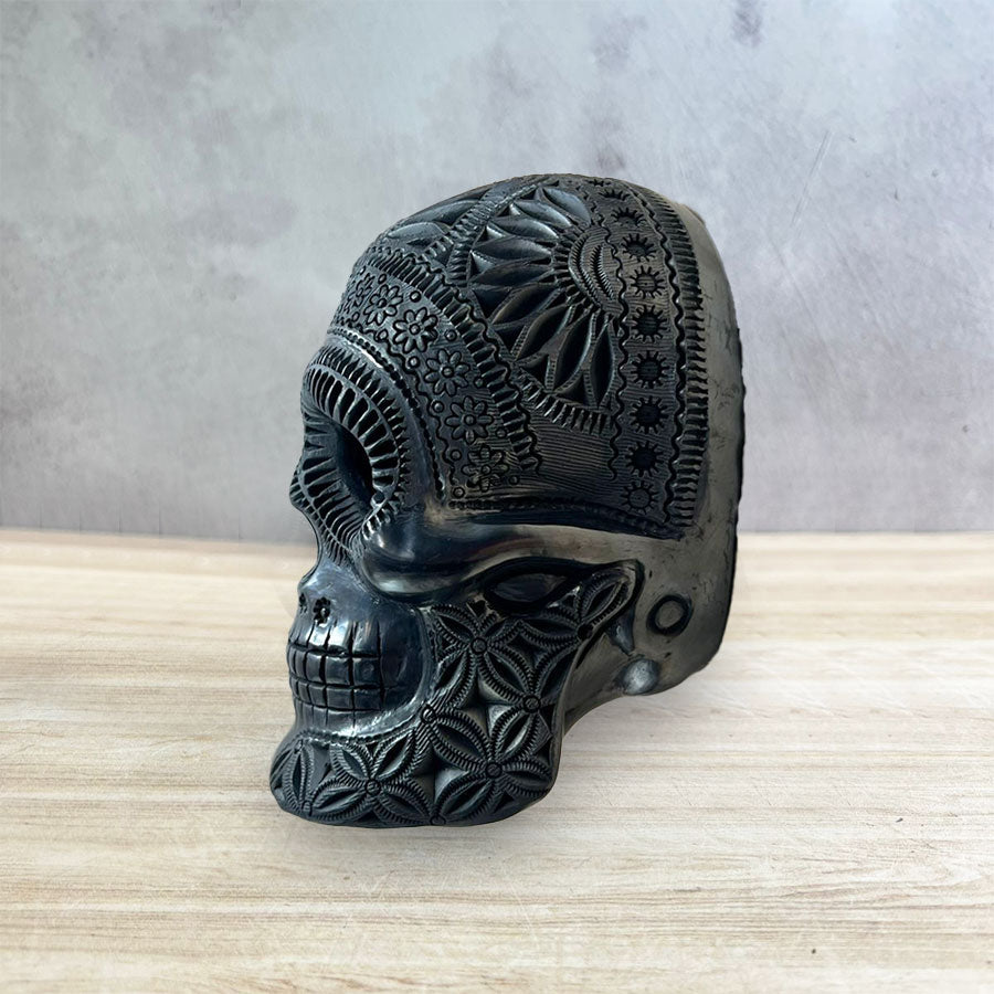 Cráneo calado barro negro
