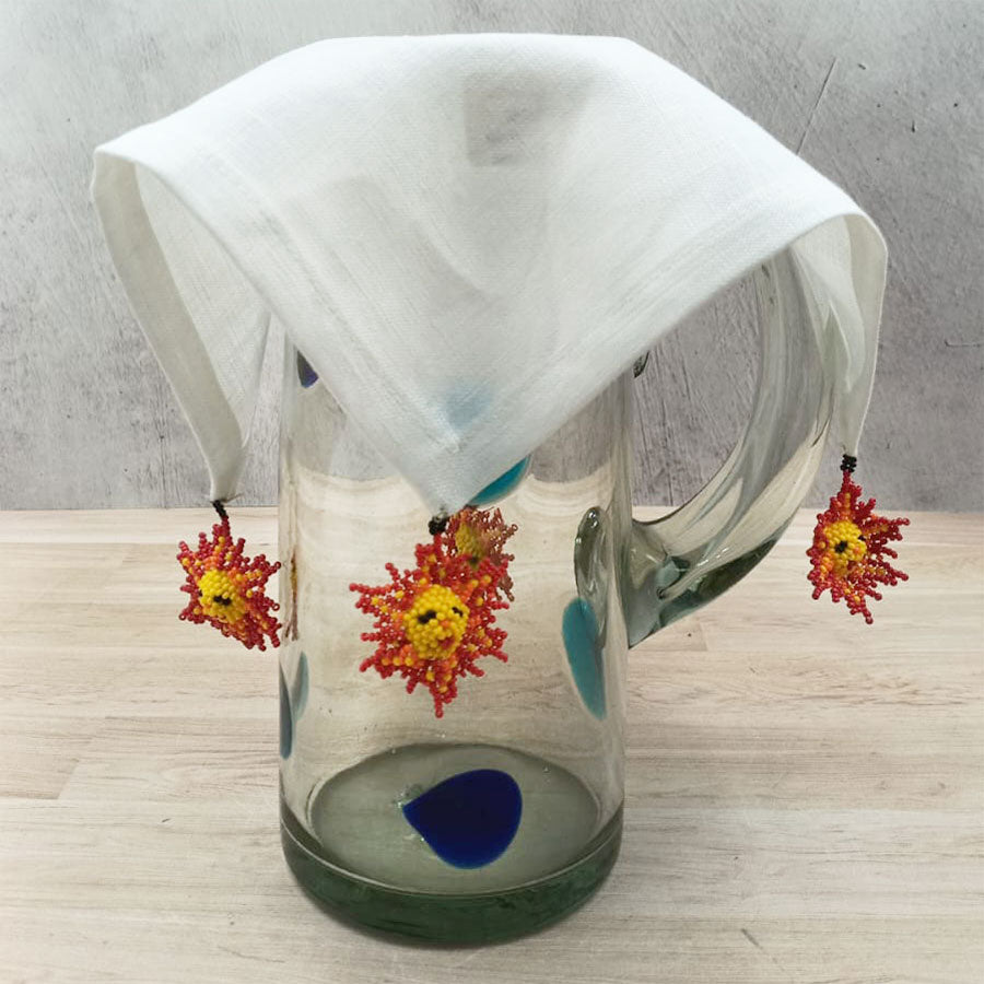 Cubre jarras con figuras de chaquiras