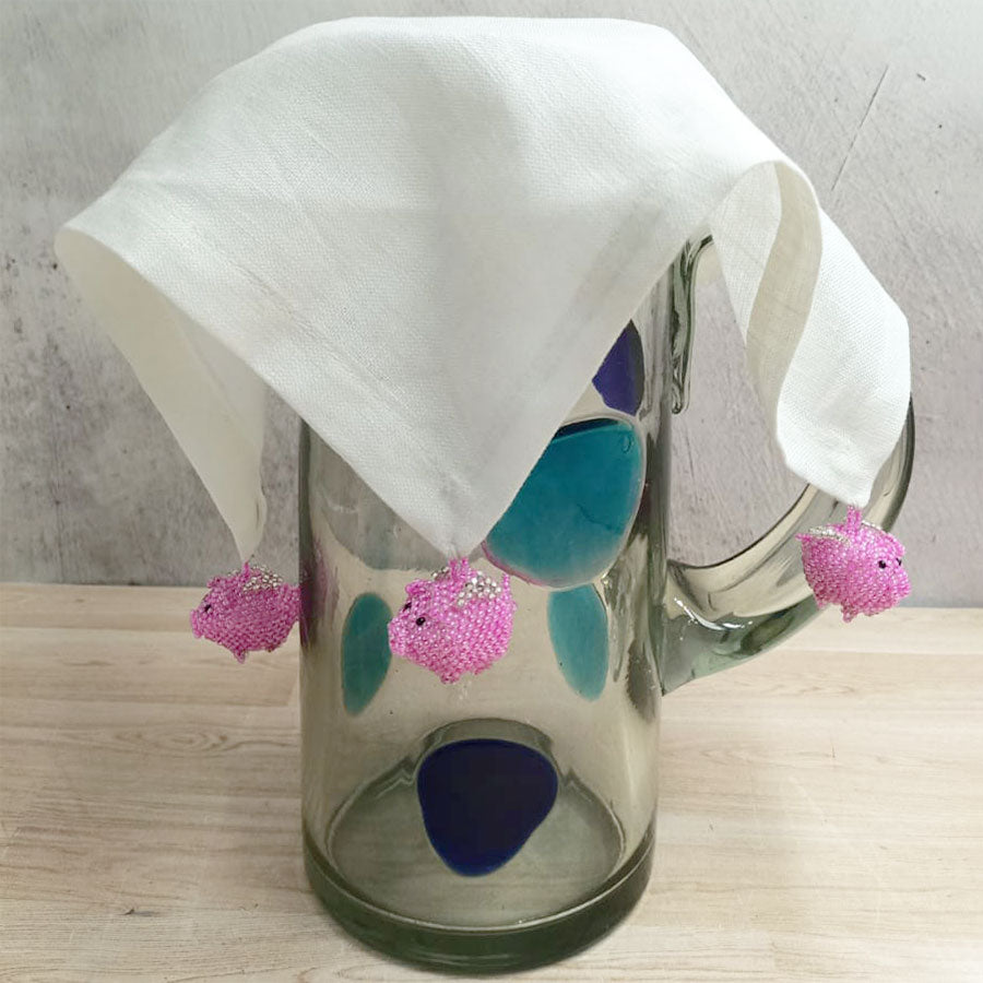 Cubre jarras con figuras de chaquiras