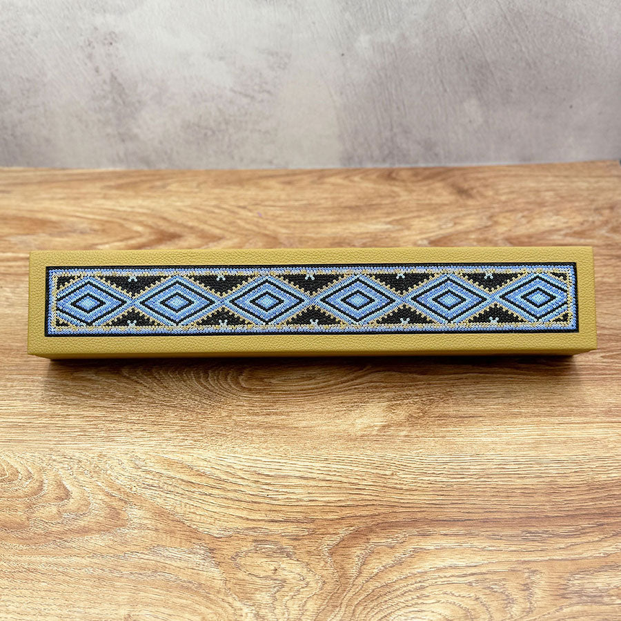 Dominó con diseño huichol