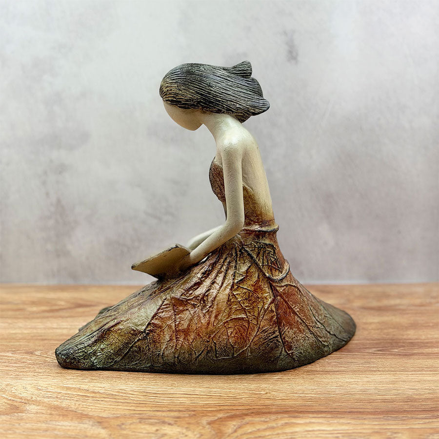 Sculpture Enrica with book