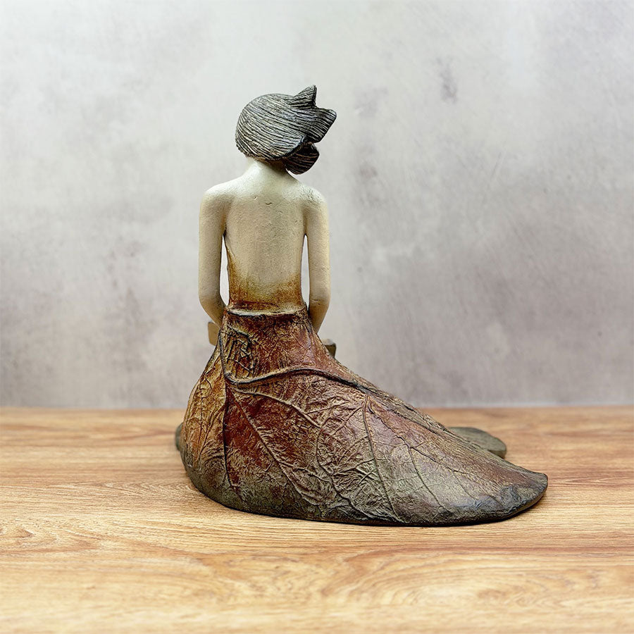 Sculpture Enrica with book