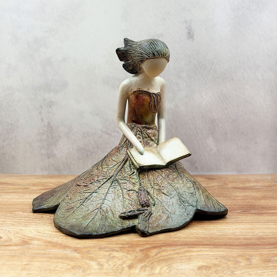 Sculpture Enrica with book