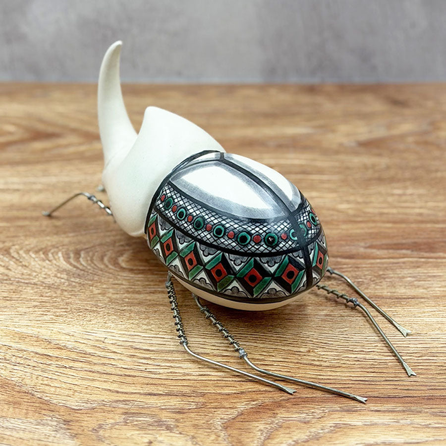 Figura escarabajo decorado