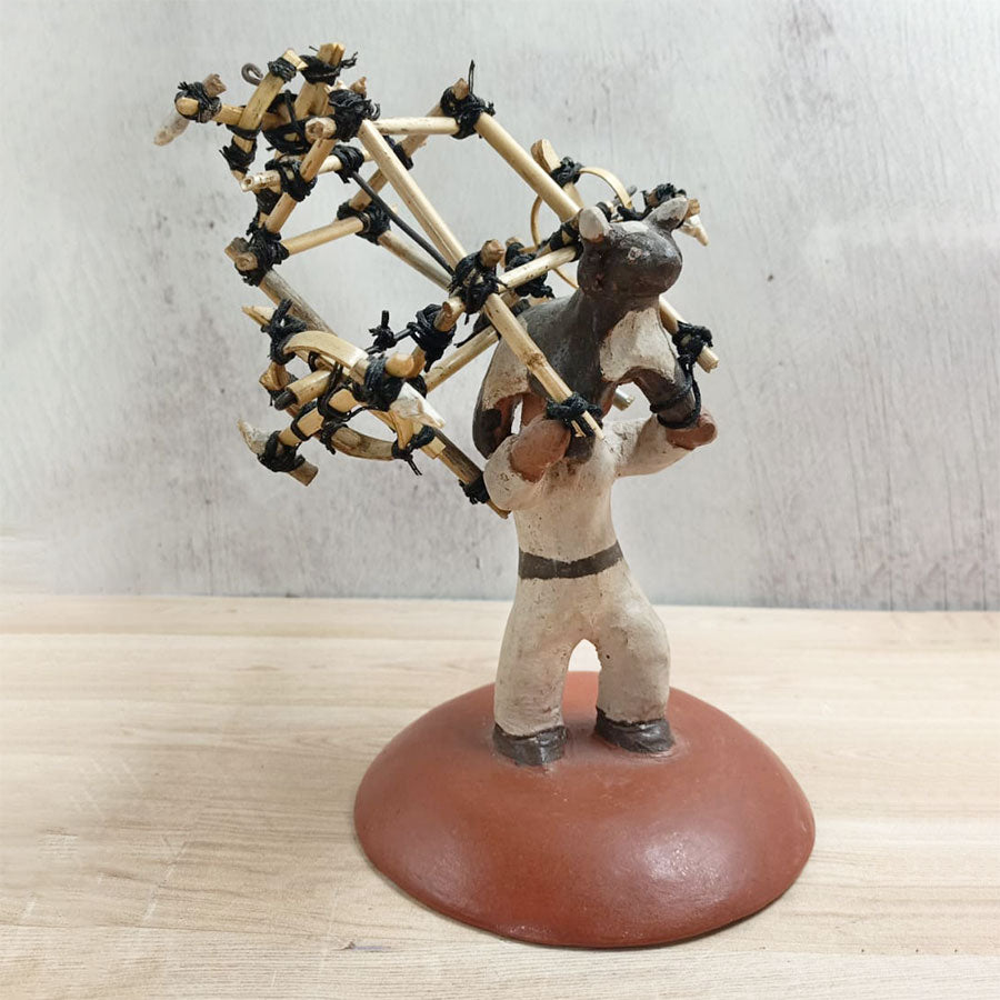 Escultura campesinos con jarrón