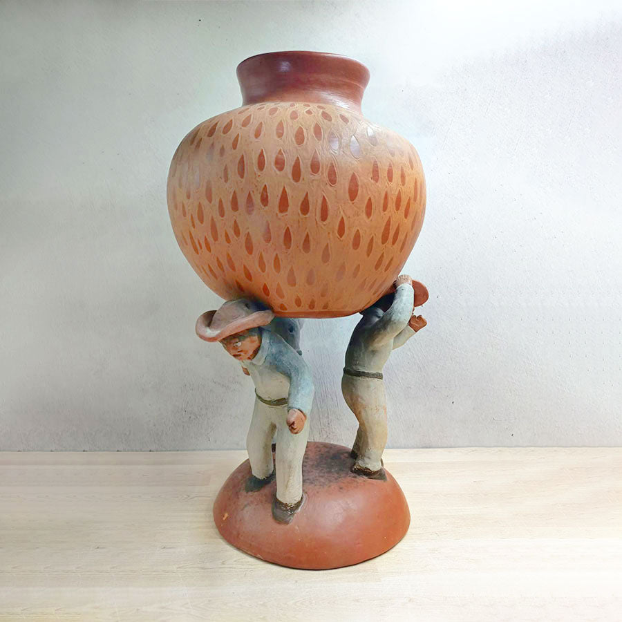 Escultura campesinos con jarrón